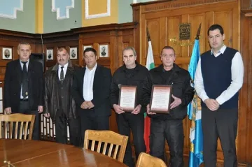 Награда за полицаите, предотвратили пожар в Джумаята