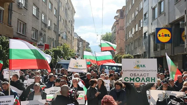 Земеделци с мощна подкрепа за министър Тахов