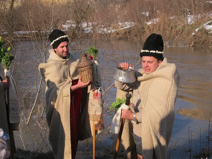 Къпят млади булки с гайди в Карлово