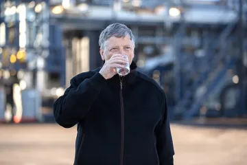 Бил Гейтс пи вода от екскременти