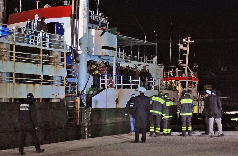 Вкарват с кораби имигранти в Европа