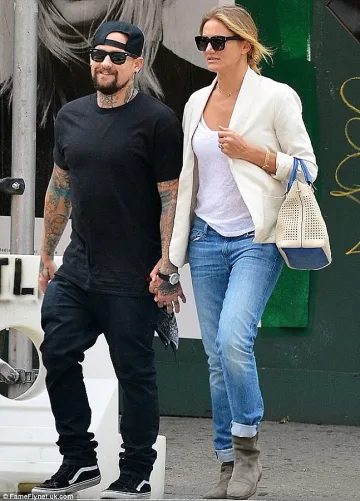 Камерън се взе с младок