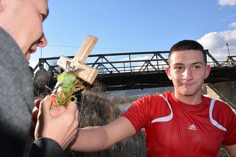 Ученик пребори 20 мъже за кръста в Симитли