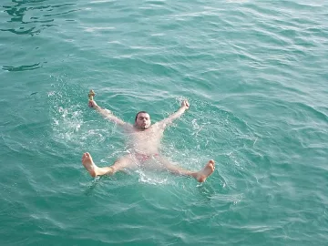 21 мъже скочиха в морето при минус 2 градуса за кръста