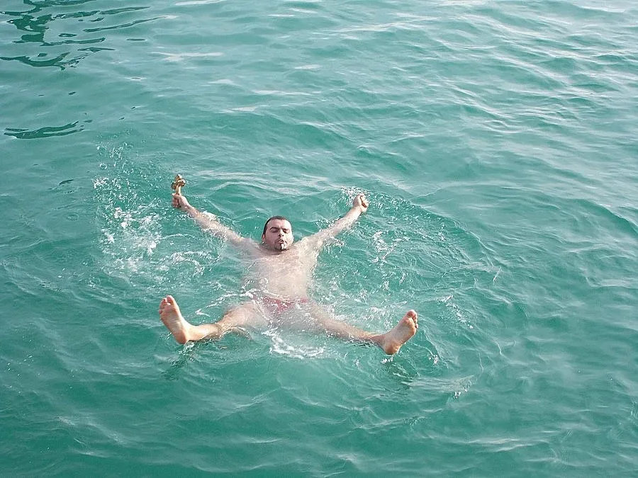 21 мъже скочиха в морето при минус 2 градуса за кръста