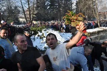 Мъж хвана за четвърти път кръста в Разлог