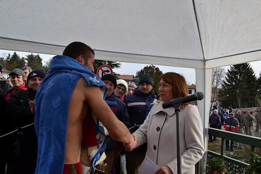 18-годишeн казанлъчанин от леденето хоро в Калофер спаси Богоявленския кръст 