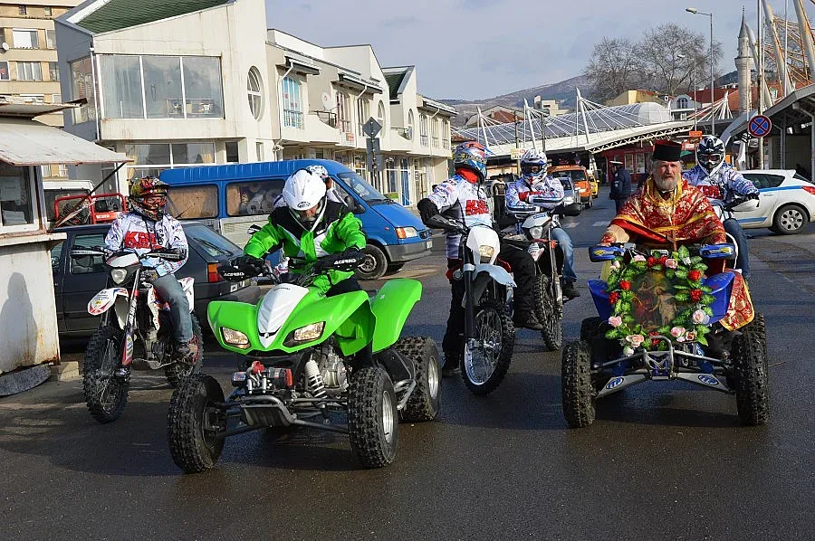 19-годишен се добра пръв до кръста в ледените води на река Арда