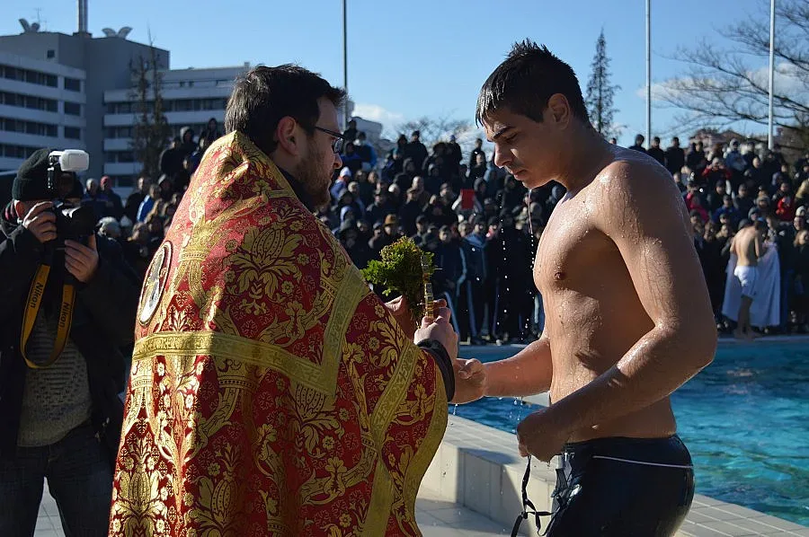 Плувец стигна пръв до кръста в Сандански