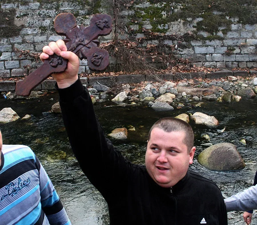 Хвърлят кръста до "Моста на влюбените"