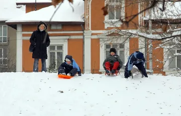 Времето остава студено и снежно