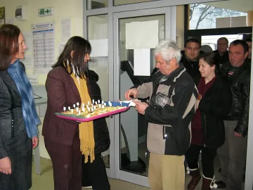 В НАП Кърджали посрещнаха първите клиенти с късметлийска баница