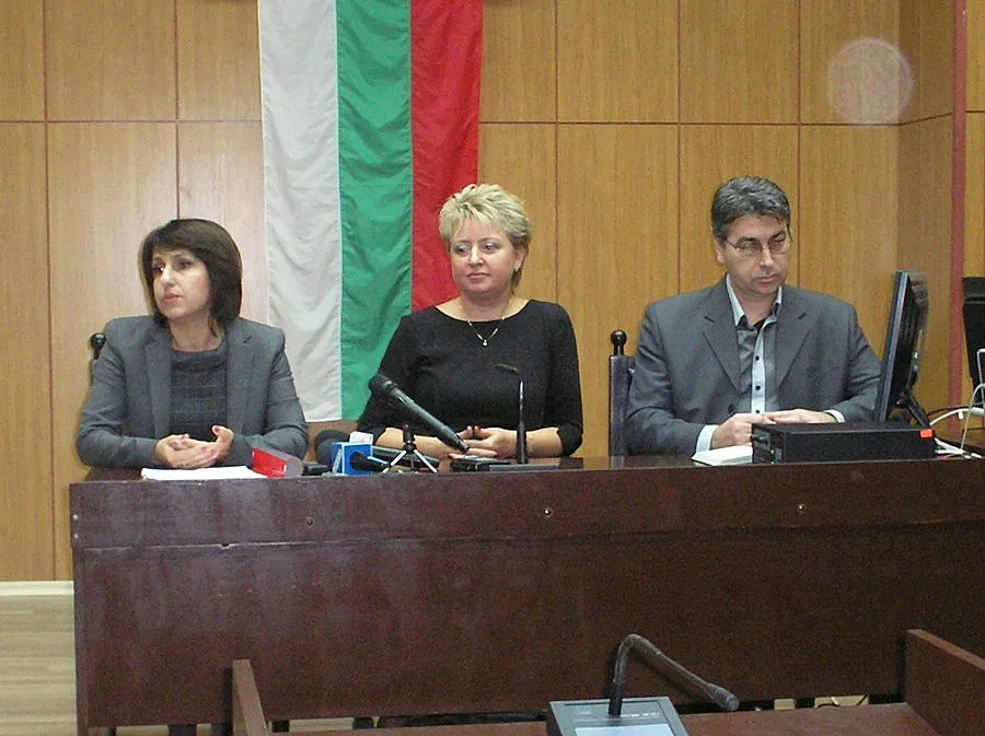 Съдийски шеф гони „дяволите" с богоявленски водосвет