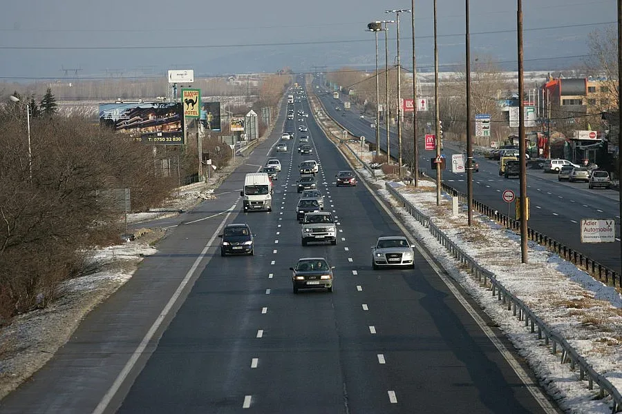 Сняг и поледици по пътищата на страната