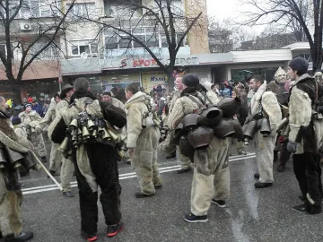 1500 кукери прогониха злото с танците си