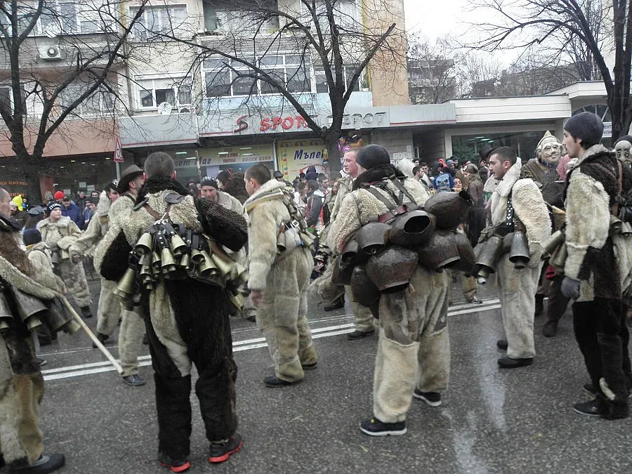 1500 кукери прогониха злото с танците си
