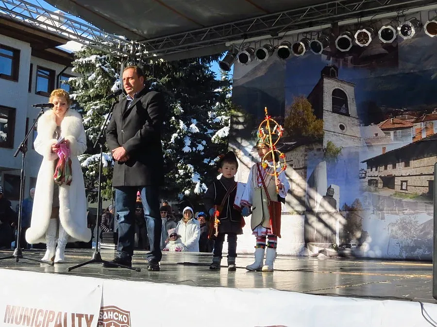 Кукери сурвакаха кмета на Банско