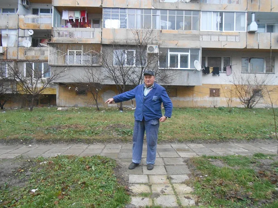 Бай Илия дари пътека на съседите