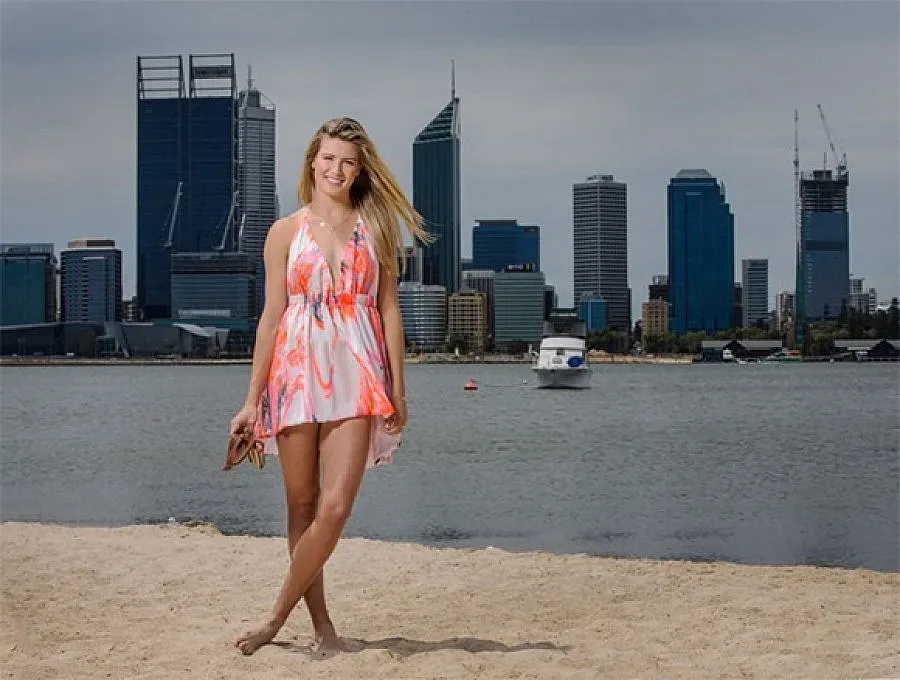 Швайни ползва Ана за параван