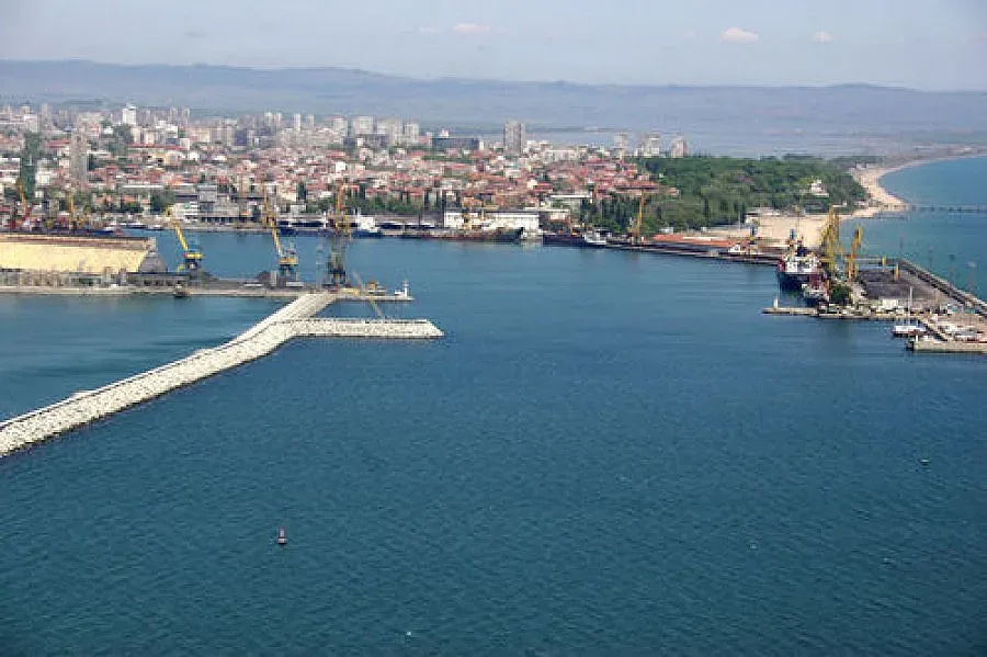 Товарен кораб заседна в пристанище Бургас