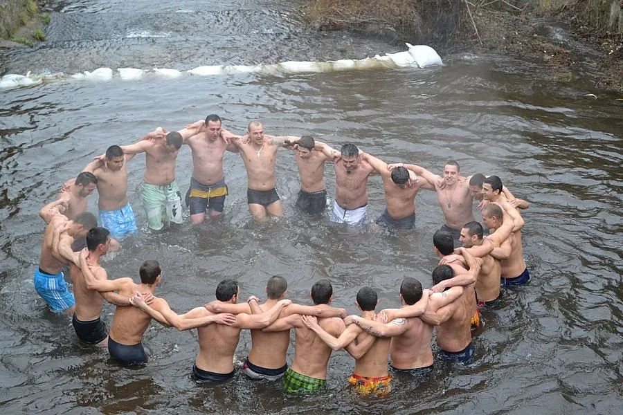 Вият хоро на Богоявление и в Казанлък