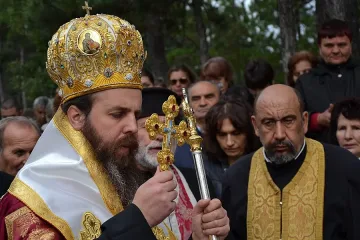 Владика хвърля кръста на Богоявление в Градска река
