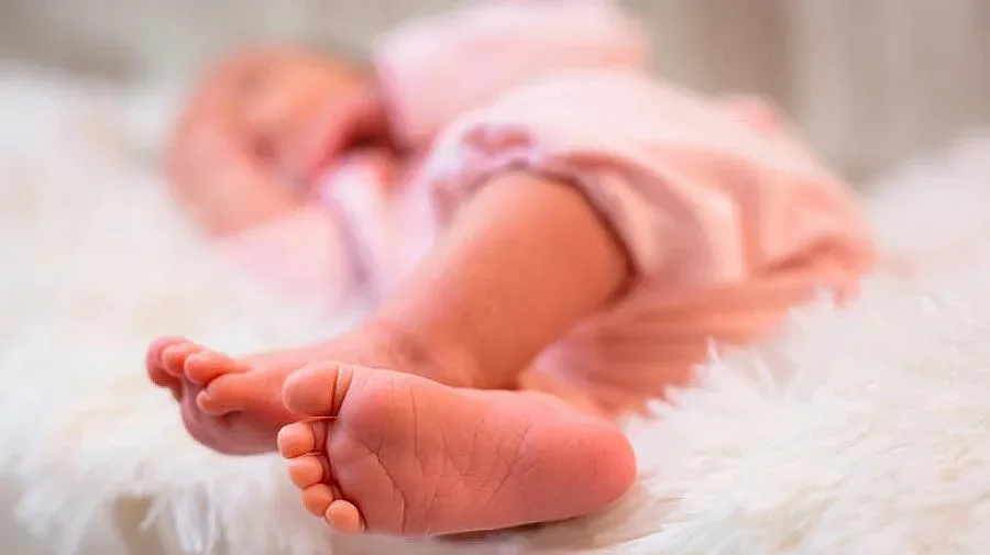 Майката на първото бебe, родено в Бургас за 2015 г., го изостави