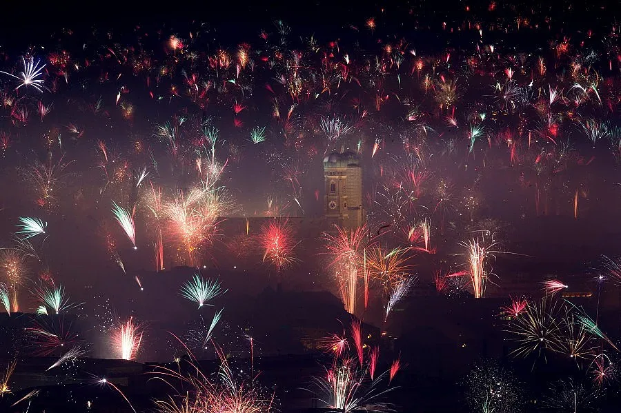 С пищни тържества посрещнаха Нова година по света