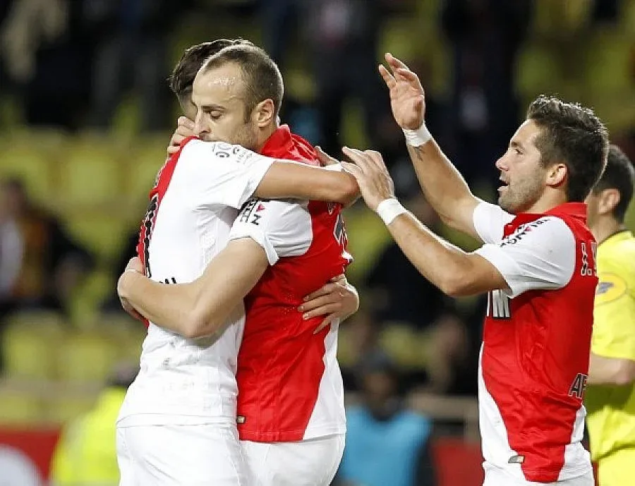 Бербатов съветва младите в Монако