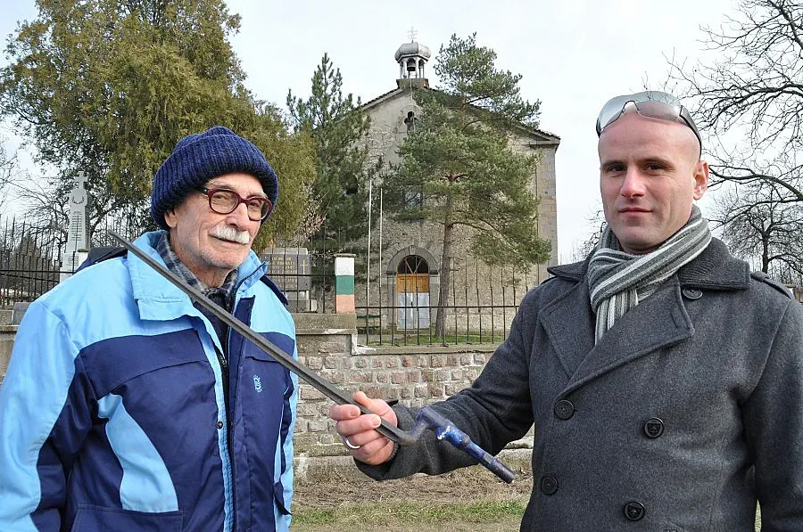 Дарители възстановиха оградата от щикове в с. Конуш