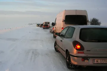 Сняг затрупа дядо на двора му, мъж издъхна в кола във Враца (ОБЗОР)