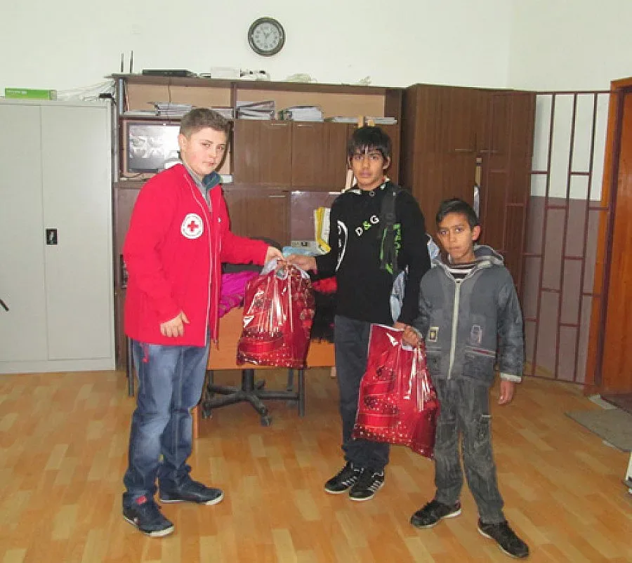 Благодетели зарадваха възрастни и семейства в риск