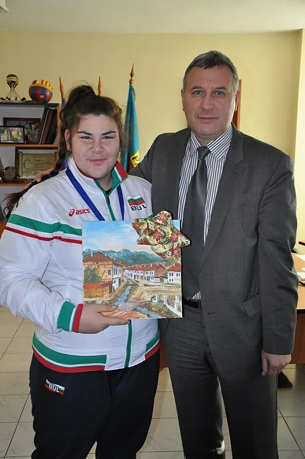 Кмет награди шампионка с картина