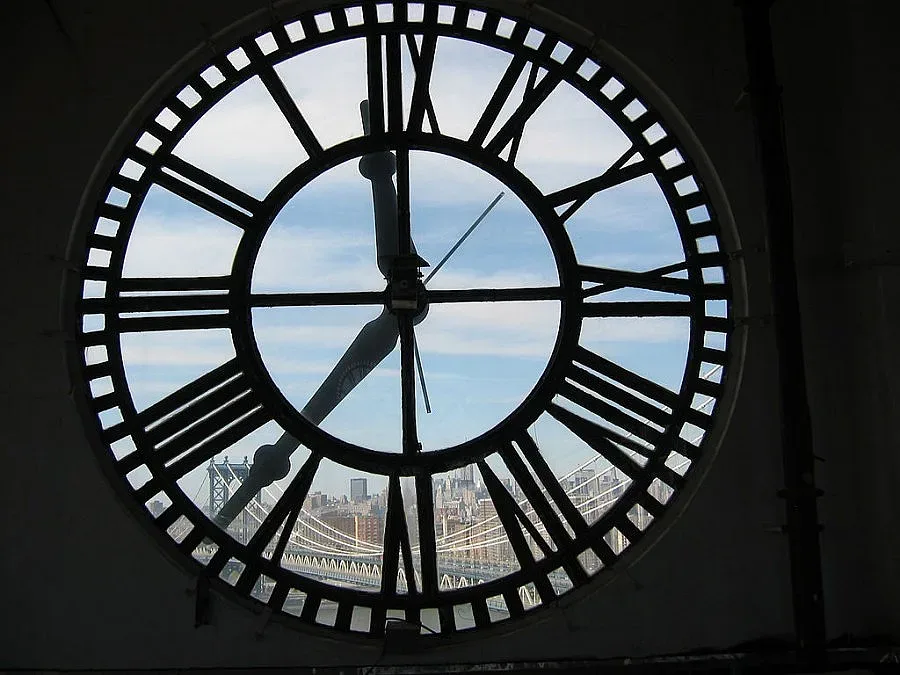 Кърджали отмерва времето с пеещ часовник