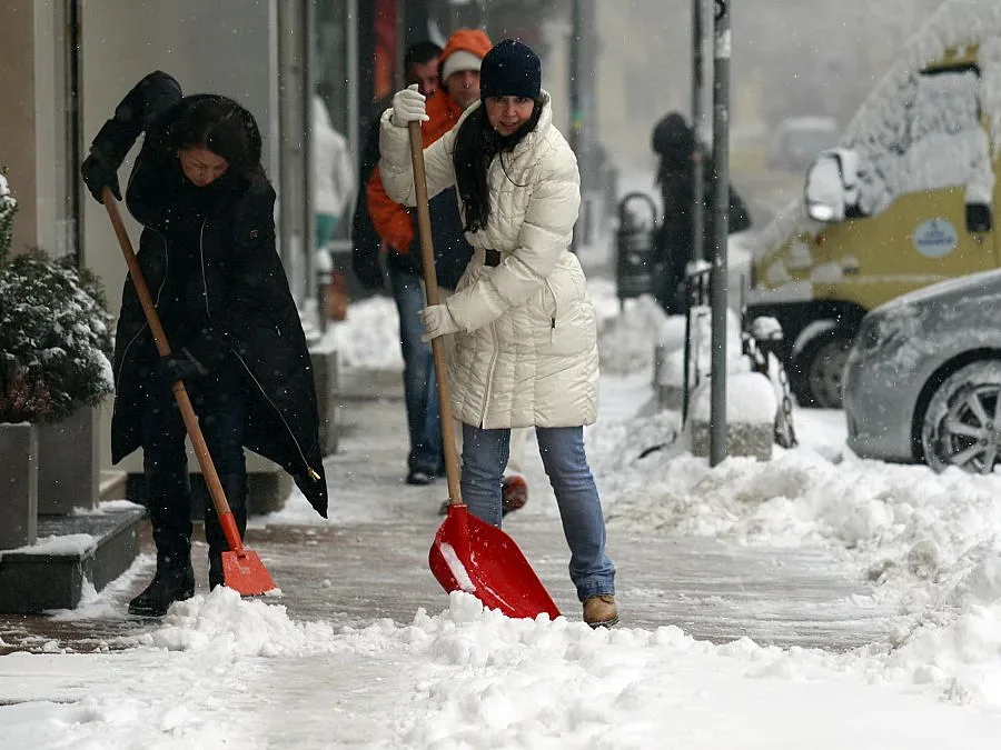 Леден вятър ни сурвака