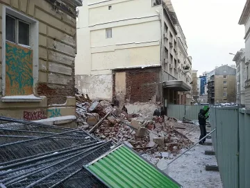 Колона на строеж се срути, разруши каса на зала "България"