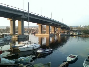 Следят за обледяване Аспаруховия мост във Варна