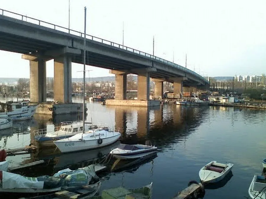 Следят за обледяване Аспаруховия мост във Варна