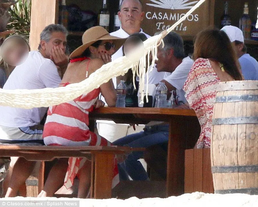 Клуни и Аламудин събират тен в Мексико