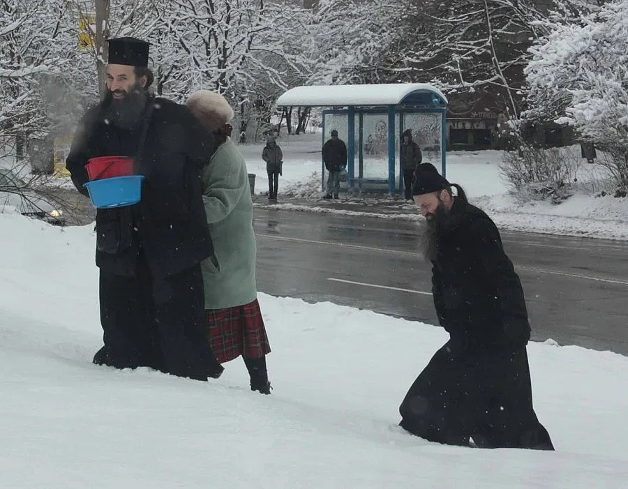 Температурите падат още в неделя