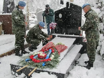 Армията взима два учебни самолета