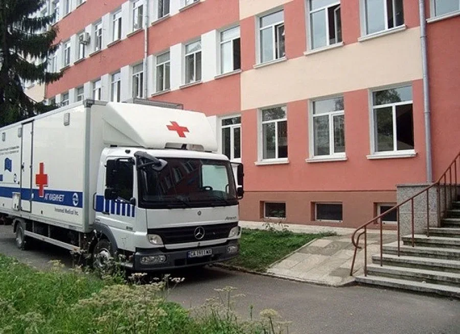 Почерпен татко наби лекар