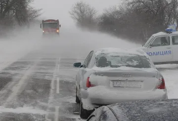 700 машини срещу снега в страната