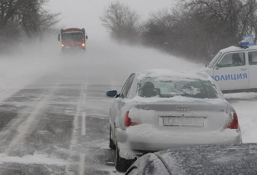 700 машини срещу снега в страната