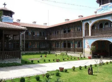 14 г. църква храни християни и мюсюлмани