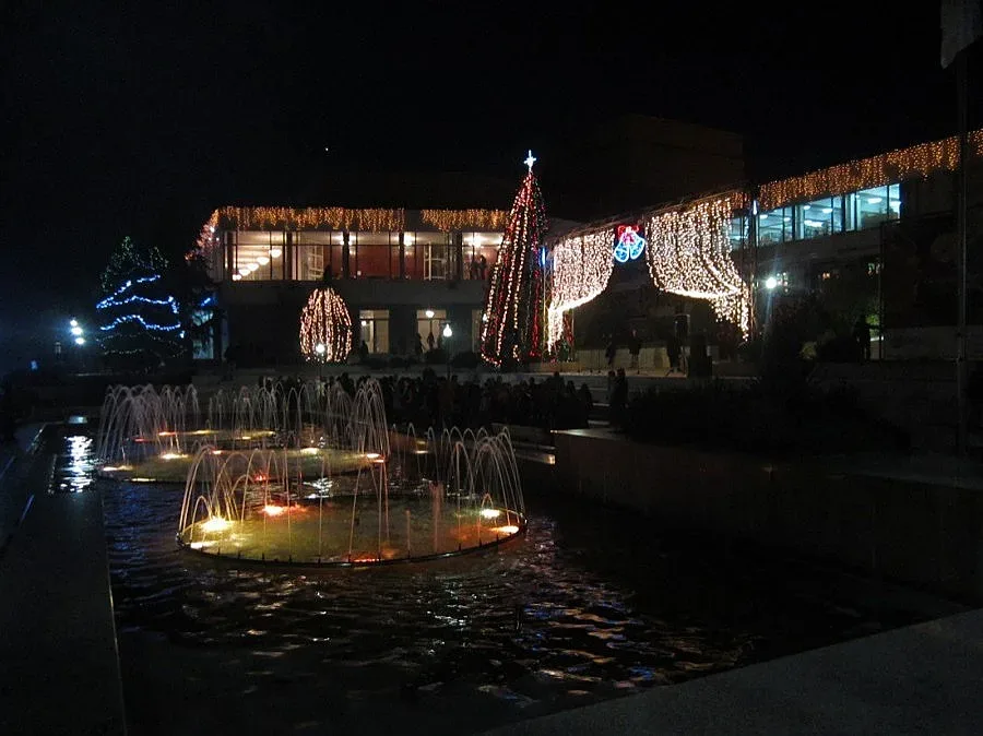 С карнавал посрещнаха Дядо Коледа в Сандански