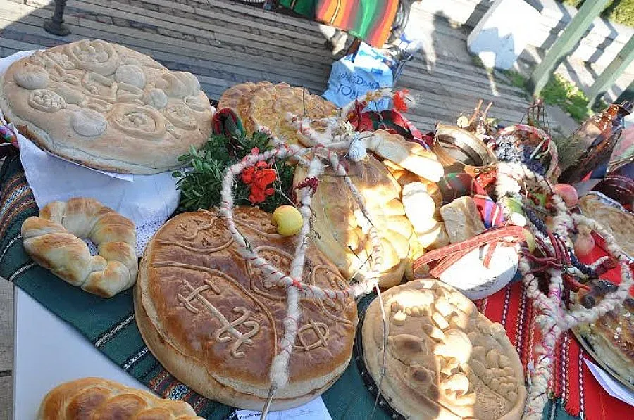 В Турлашко пекат три вида хляб за Коледа