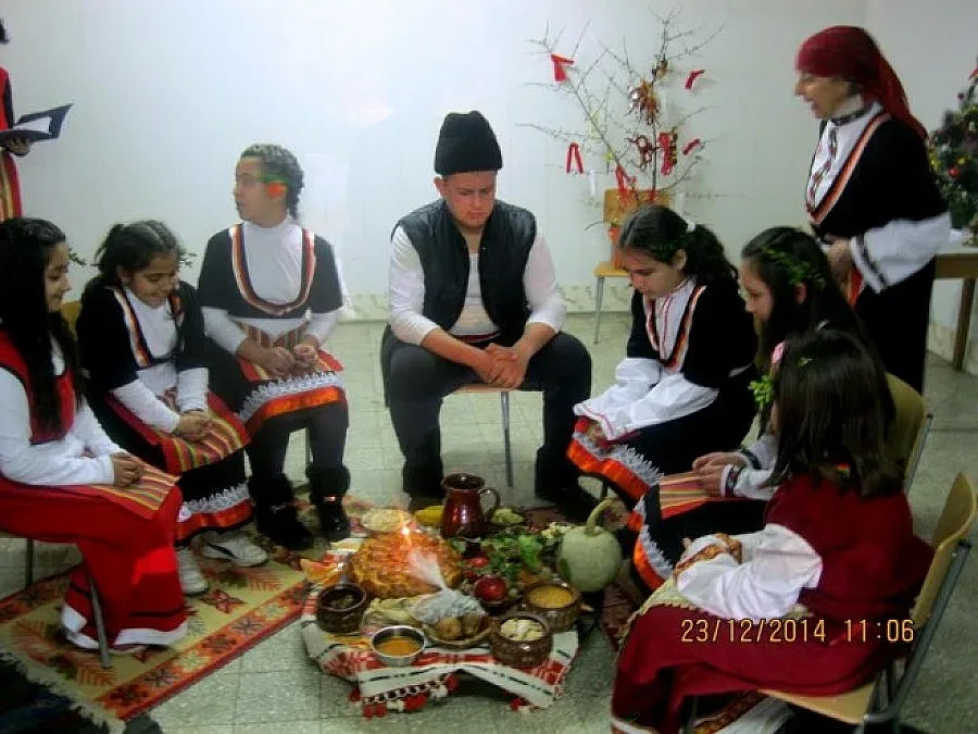 Деца от Миладиново приготвиха трапеза за Бъдни вечер и коледуваха