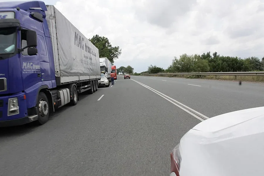 Аварирал ТИР частично блокира Витиня