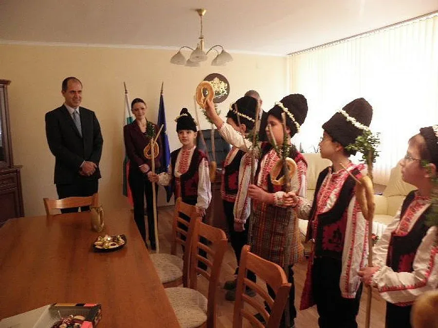 Коледари гостуваха на областния управител Илия Илиев